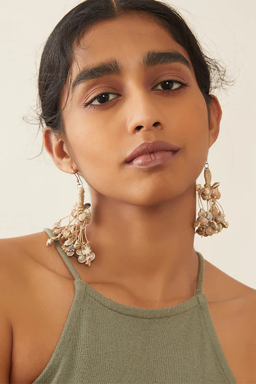 Whe Long Jute Shell Tassel Earring - Image 2